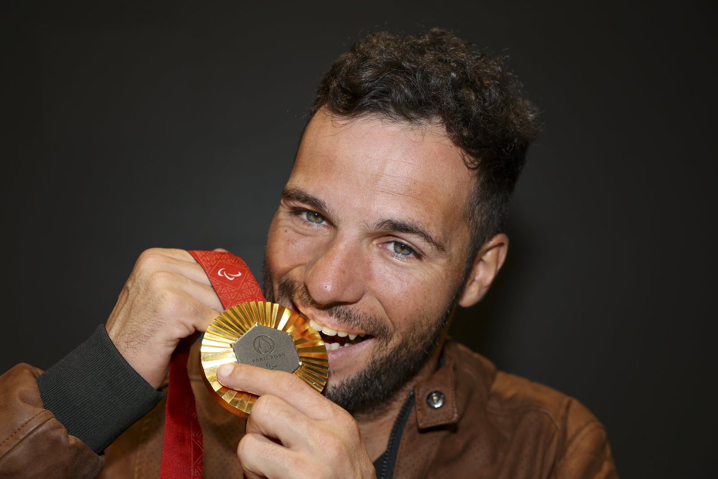 Florian Jouanny croquant sa médaille d'or des Jeux Paralympiques de Paris 2024