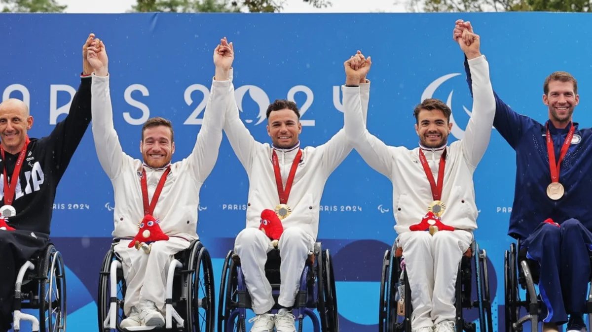 Florian Jouanny et ses coéquipiers de l'équipe de France sur le podium des Jeux Paralympiques de Paris 2024