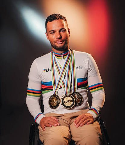 Florian Jouanny, champion paralympique, portant ses médailles et son maillot de champion du monde